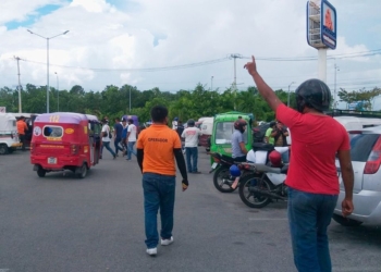 Se enfrentan operadores del transporte público en Cancún