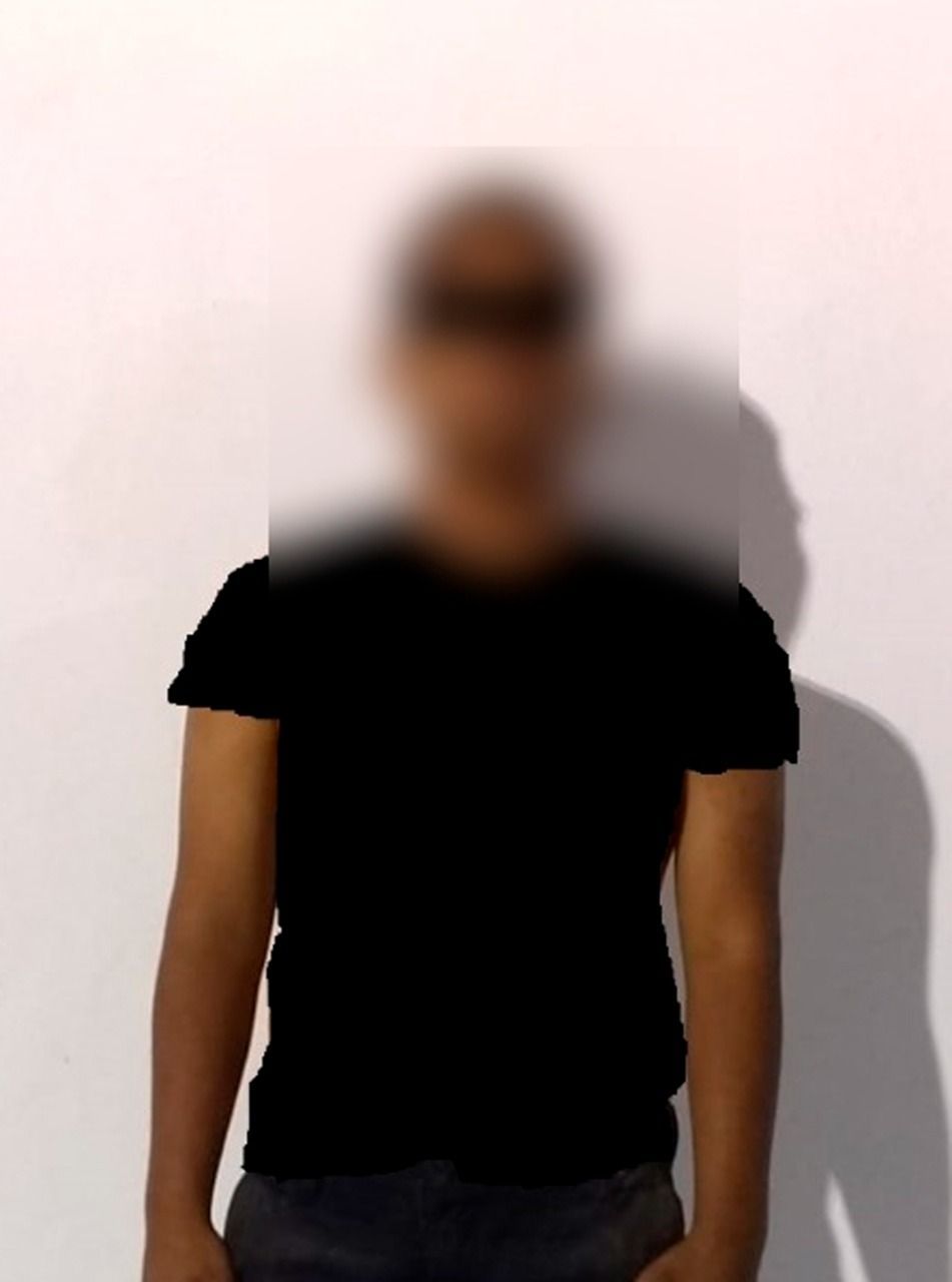 Joven motociclista se enoja porque le llaman la atención y golpea una casa en Cancún