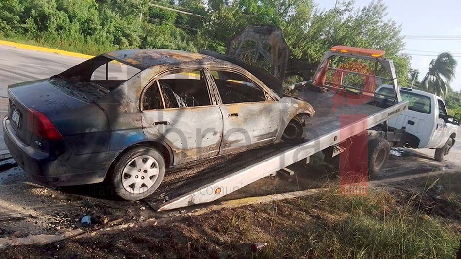 Por falla mecánica se incendia vehículo en Playa del Carmen