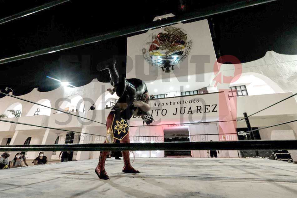 Caen “los Hijos de la Calle” en histórica función de lucha libre frente al Palacio municipal de Cancún