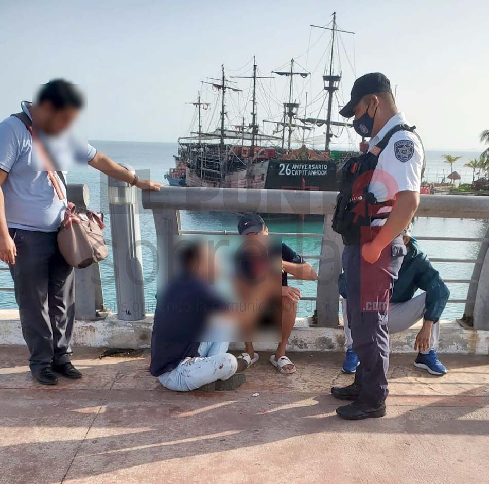 Policías impiden que hombre se arroje al mar desde puente en zona hotelera de Cancún