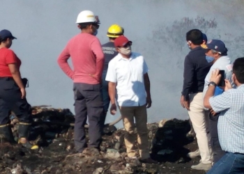 Bomberos siguen trabajando para sofocar incendio en basurero de Chetumal; no representa mayor riesgo