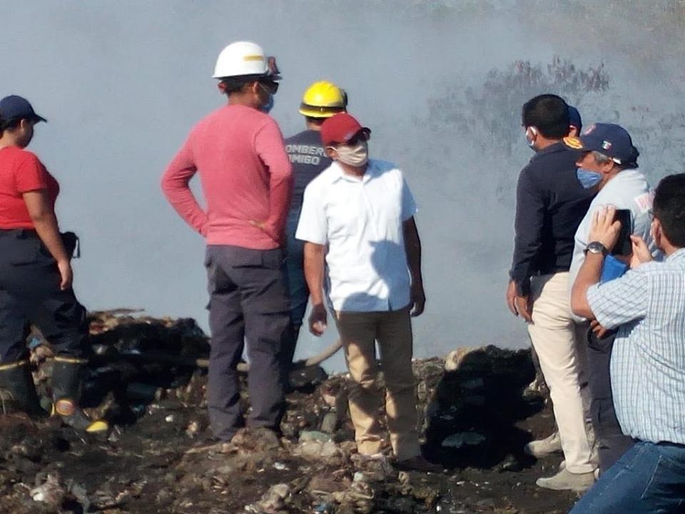 Bomberos siguen trabajando para sofocar incendio en basurero de Chetumal; no representa mayor riesgo