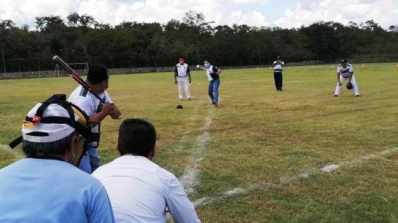 Reñido y emocionante encuentro de sóftbol entre el ITSVA y Conalep