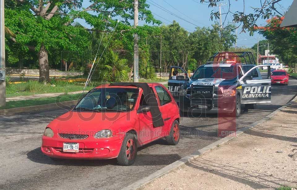 Mujer muere súbitamente en Cancún dentro de su carro, mientras esperaba cambio de semáforo