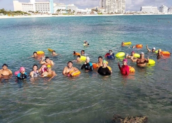 Con nado en aguas abiertas, deportistas cancunenses festejan inicio de la Guerra de Independencia