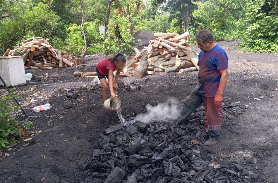 Niños cardenenses de comunidades rurales se suman a la producción del carbón durante curso escolar virtual
