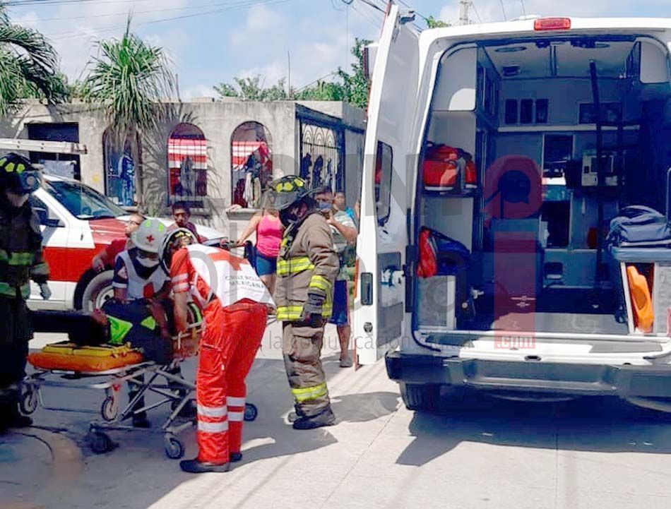 Joven lesionado al caer de un poste al sufrir descarga eléctrica