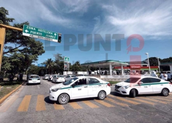 Taxistas de Cancún bloquean parcialmente acceso a zona hotelera
