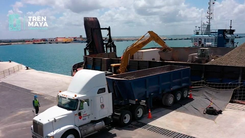 Llegan a Yucatán, vía marítima, más de siete mil toneladas de balastro para vías del Tren Maya