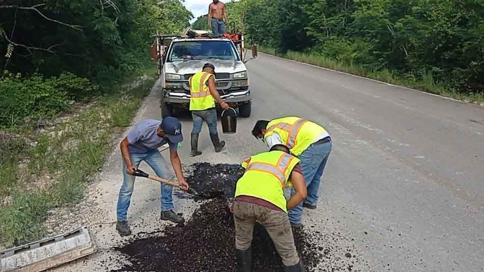 Ayuntamiento cardenense mantiene vías de alta afluencia vehicular en buen estado con bacheo