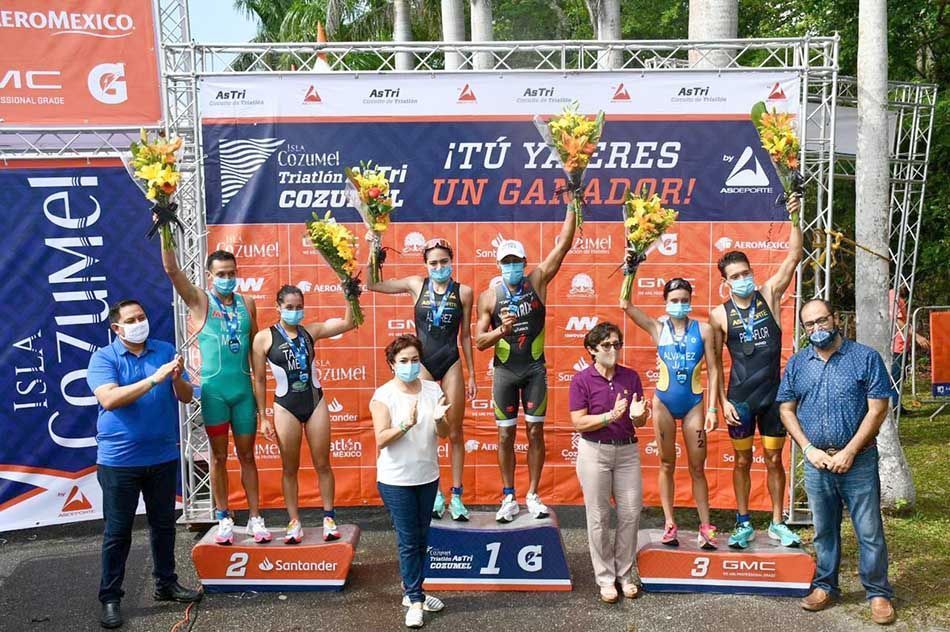 Crisanto Grajales y Anahí Álvarez, ganadores del Triatlón Astri de Cozumel