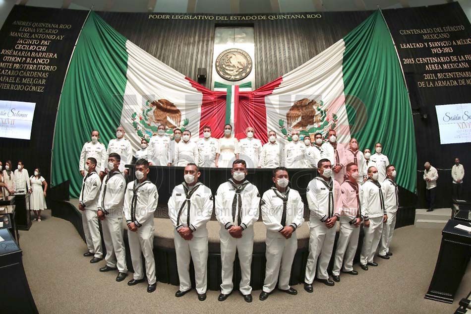 Develan letras doradas en el Congreso del Estado para conmemorar el Bicentenario de la Armada de México