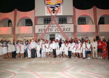 Conmemoran Día Mundial Contra la Poliomielitis iluminando Palacio Municipal de Benito Juárez