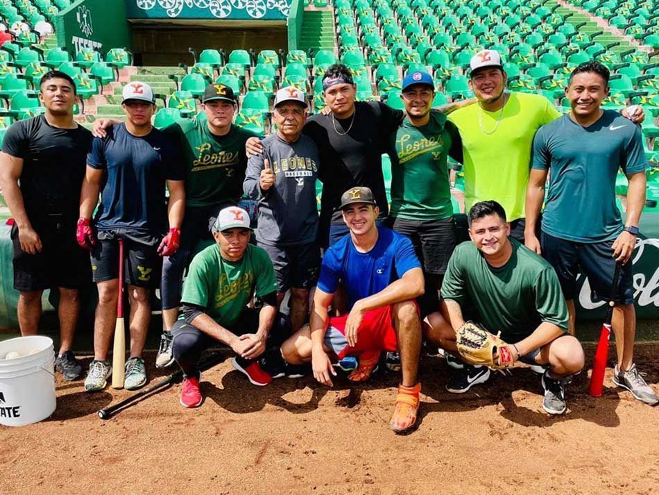 El “Bolón” Rodríguez en el Kukulcán, con reclutas de los Leones de Yucatán