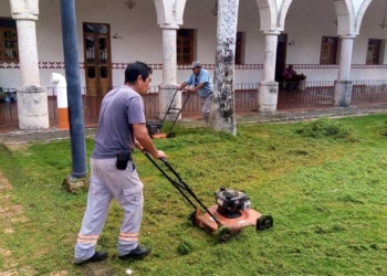 Ayuntamiento de Felipe Carrillo Puerto limpia pozos y alcantarillas para evitar encharcamientos por intensas lluvias