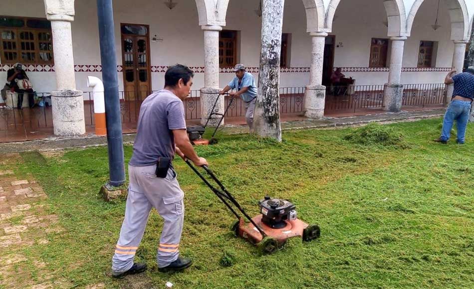 Ayuntamiento de Felipe Carrillo Puerto limpia pozos y alcantarillas para evitar encharcamientos por intensas lluvias
