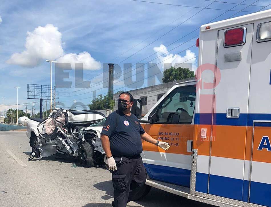 Fuerte accidente vehicular por las malas condiciones en la avenida Colosio de Cancún