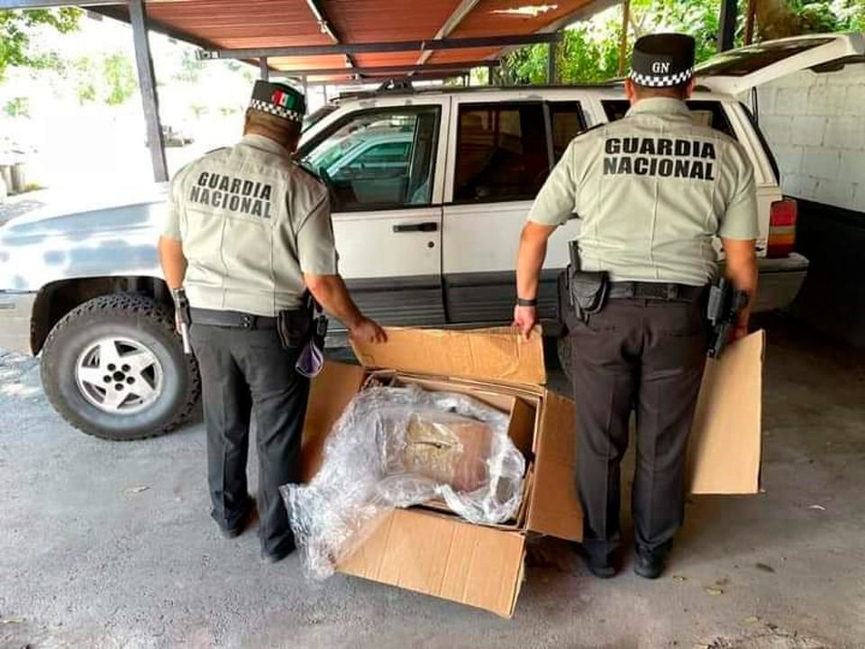 Guardia Nacional asegura cuatro kilos de marihuana tras interceptar vehículo; el conductor huye en el monte
