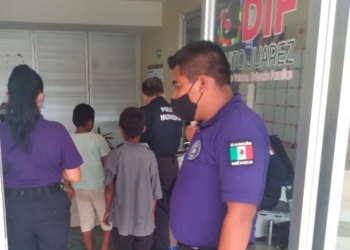 Llevan al DIF a dos menores que limpiaban parabrisas en Cancún