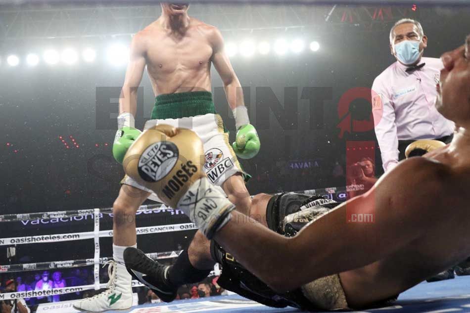 Ex campeón del mundo, Moisés Fuentes en estado grave y operado tras su pelea de anoche en Cancún