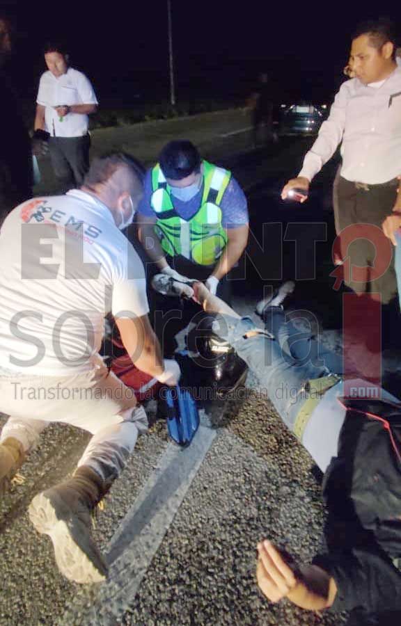 Motociclista de Playa del Carmen lesionado al caerle colchón que transportaba camión de mudanza