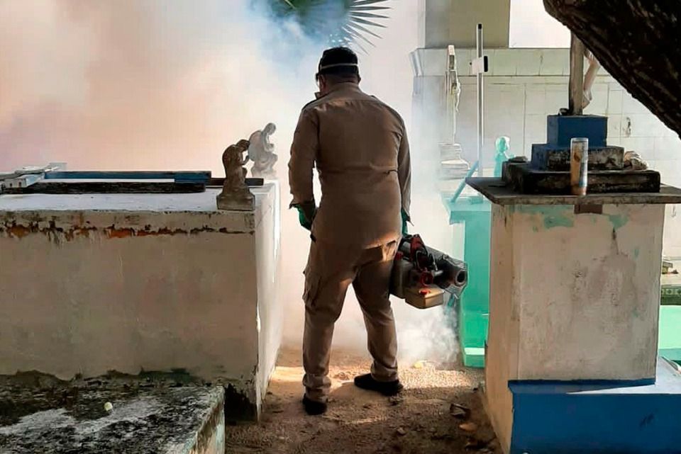 Realizan labores de termonebulización en panteones de Isla Mujeres
