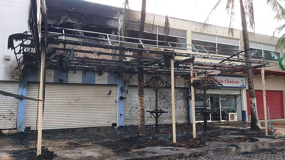 Se incendia restaurante bar de Cancún, fuego devastó el lugar no se reportan lesionados