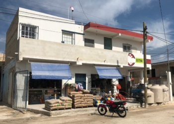 Sujetos armados asaltan ferretería en Cancún y huyen en auto oficial del INEGI