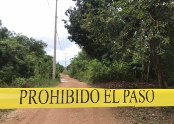 Tiran cuerpo embolsado en camino de terracería en Cancún