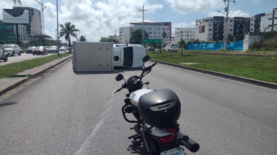 Volcadura de camioneta en el bulevar Colosio de Cancún