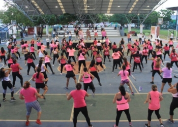 Mujeres cancunense bailan para seguir sensibilizando en contra del cáncer de mama