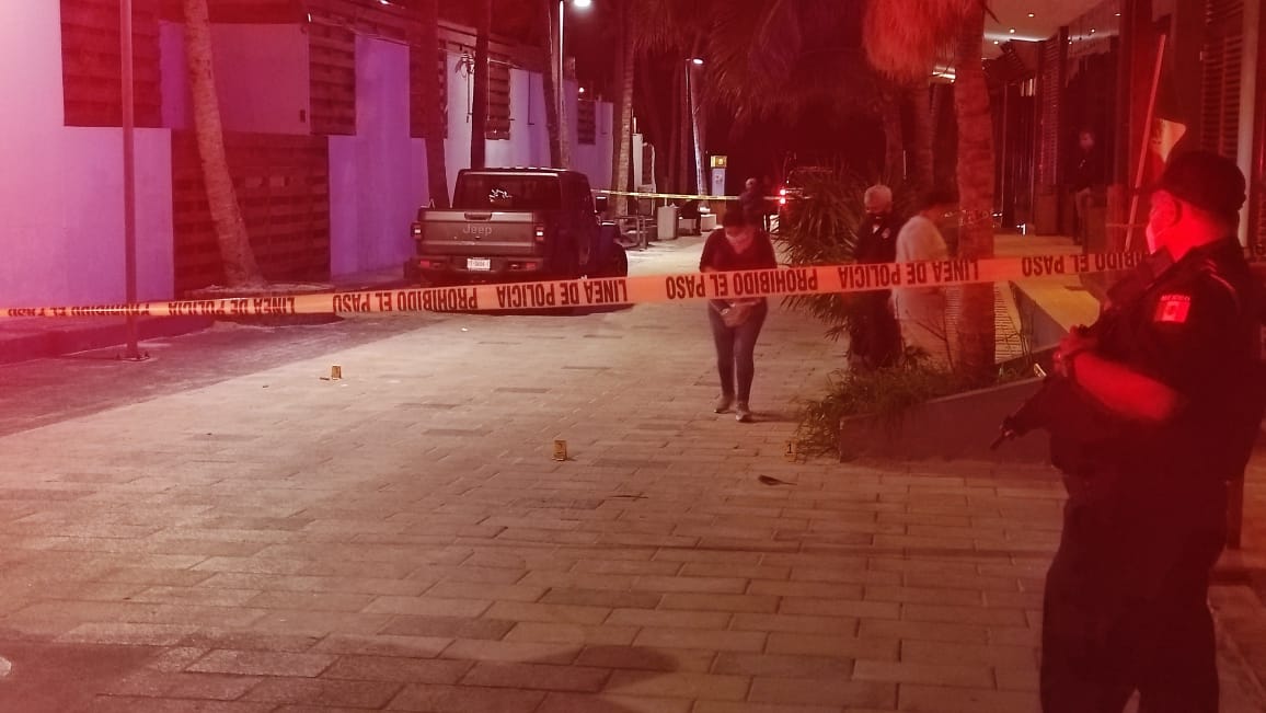 Balean a sujeto en zona turística de Playa del Carmen