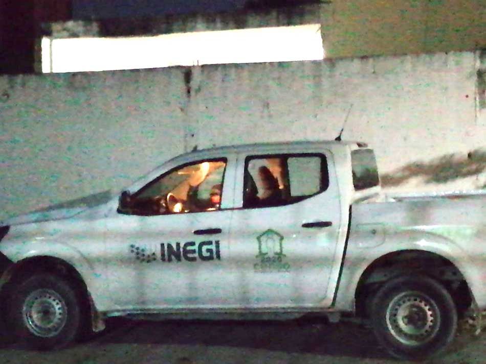 Recuperan vehículo oficial que usaron para escapar asaltantes de ferretería en Cancún