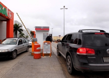 Activista, de acuerdo con cobro de plazas comerciales a vehículos por estacionarse, pero asumiendo responsabilidad
