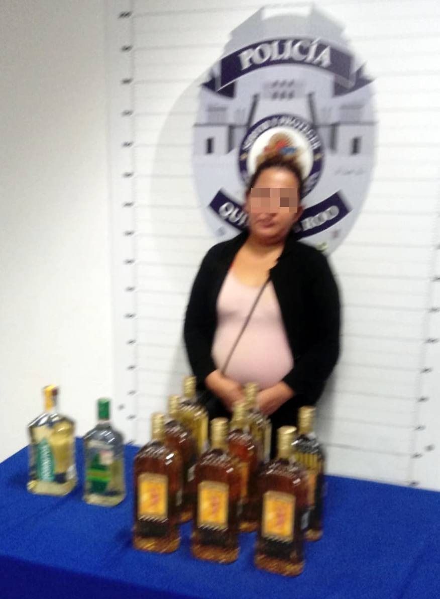 Detienen a mujer que pretendía robar botellas de licor de una tienda en Cancún