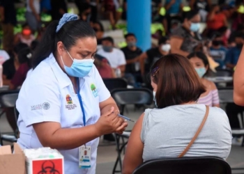 Inicia aplicación de primera dosis de vacuna Pfizer para personas con rezago de 18 y hasta de más de 60 años