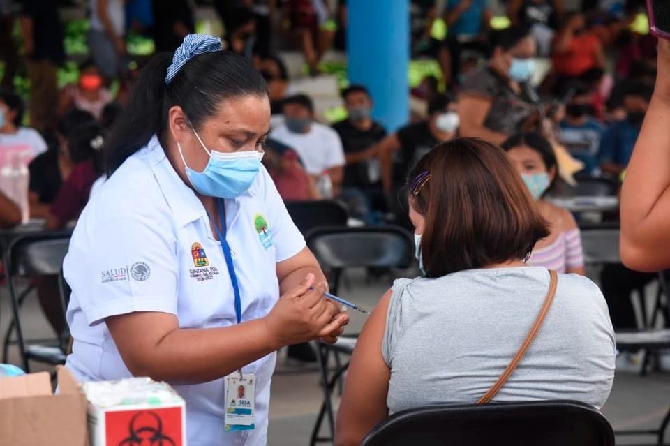 Inicia aplicación de primera dosis de vacuna Pfizer para personas con rezago de 18 y hasta de más de 60 años