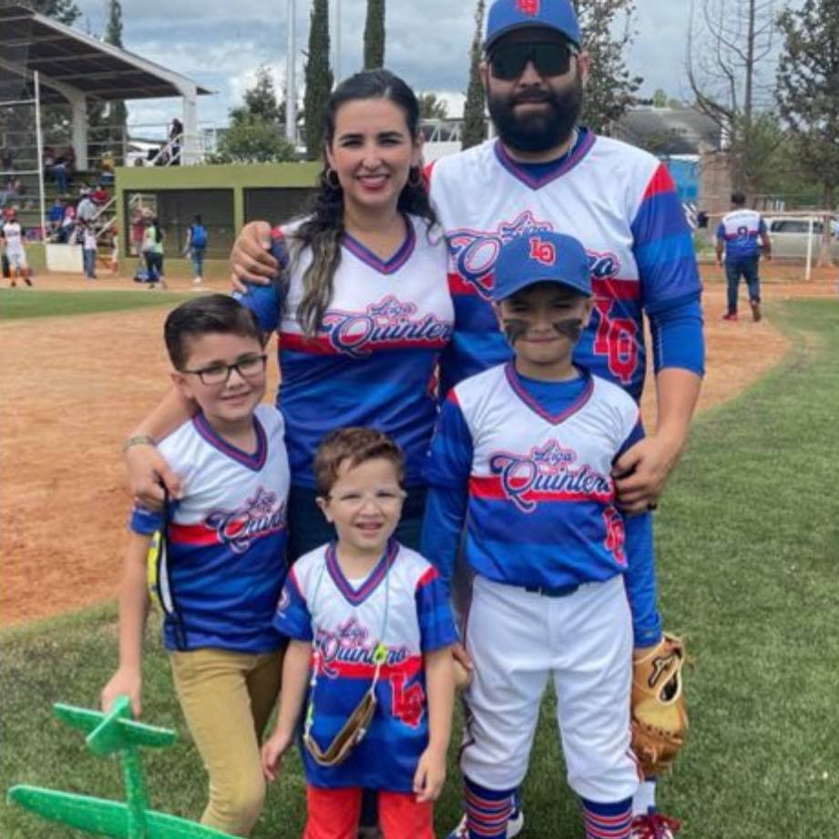 El dueño de los Leones, Erick Arellano, inculca el gusto del béisbol a sus hijos