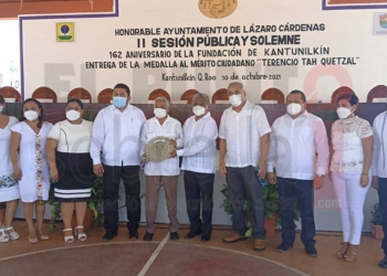 Ayuntamiento de Lázaro Cárdenas entrega Medalla al Mérito Ciudadano a centenario rezador maya