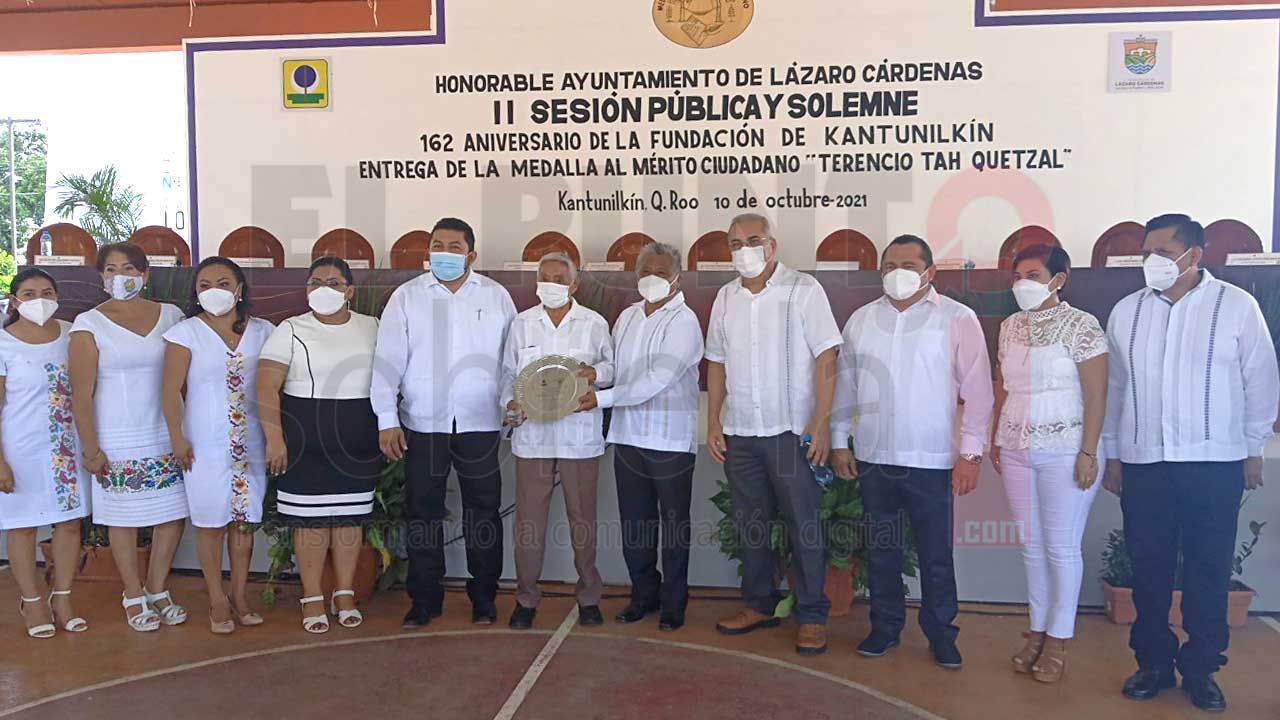 Ayuntamiento de Lázaro Cárdenas entrega Medalla al Mérito Ciudadano a centenario rezador maya