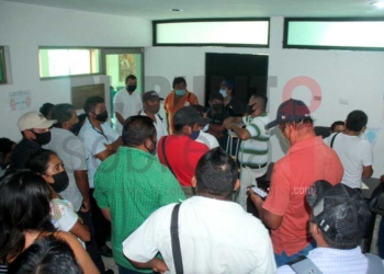 Autoridades comunitarias exigen en Palacio Municipal de Carrillo Puerto pago de adeudos de José Esquivel