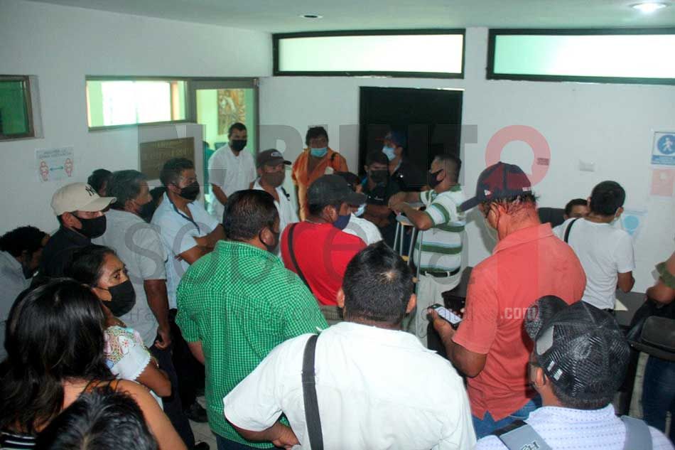 Autoridades comunitarias exigen en Palacio Municipal de Carrillo Puerto pago de adeudos de José Esquivel