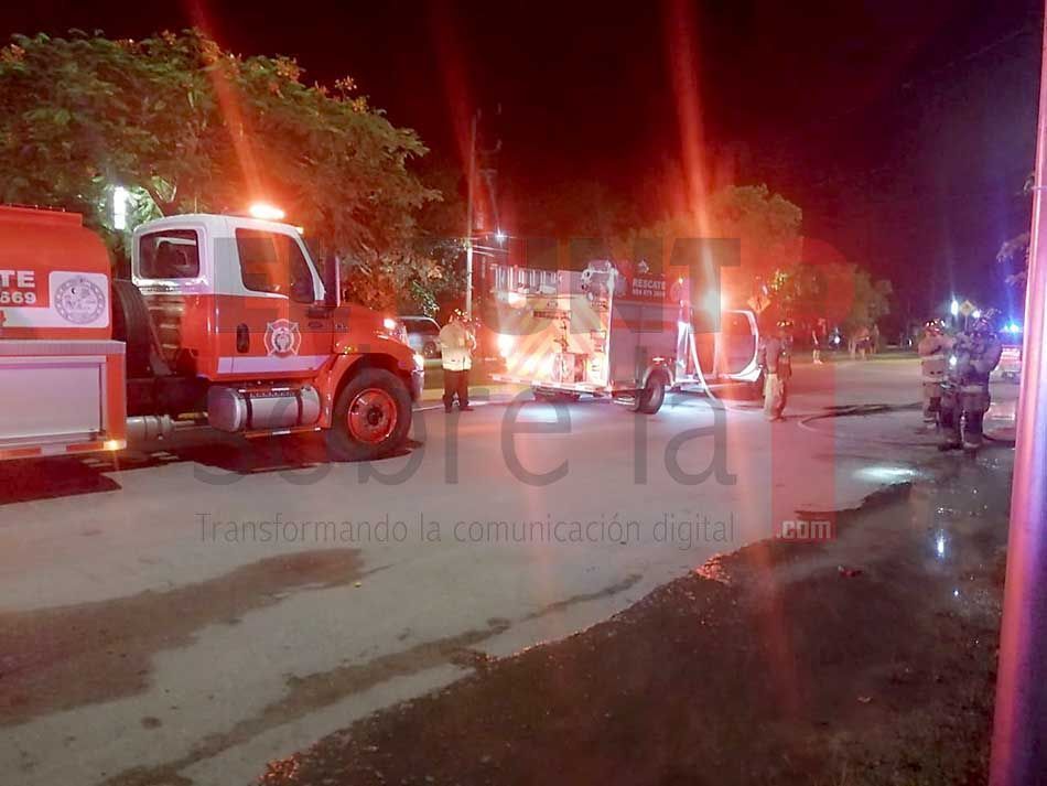 Se incendian vehículo estacionado afuera de una vivienda en la colonia Ejidal en Playa del Carmen