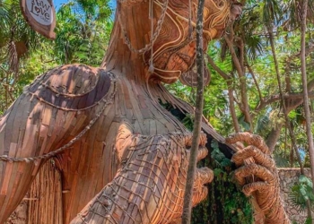 Ahau Collection de Tulum, en pos de otro nivel, con mejoras e incorporación de escultura de Daniel Popper en un jardín escultórico