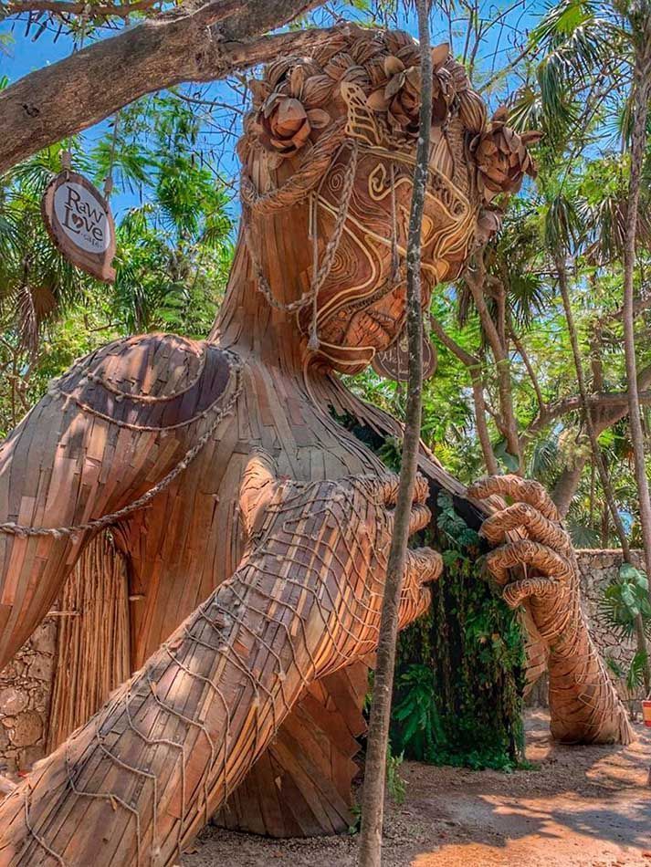 Ahau Collection de Tulum, en pos de otro nivel, con mejoras e incorporación de escultura de Daniel Popper en un jardín escultórico