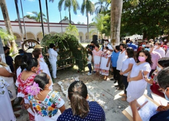 Habitantes de Felipe Carrillo Puerto realizan presentación de altares en el marco del Día de Muertos