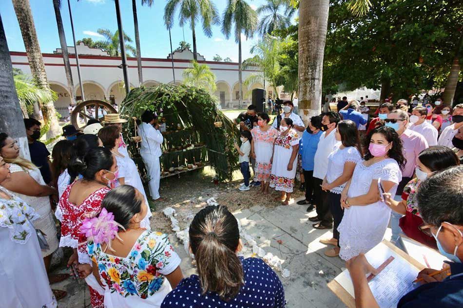 Habitantes de Felipe Carrillo Puerto realizan presentación de altares en el marco del Día de Muertos