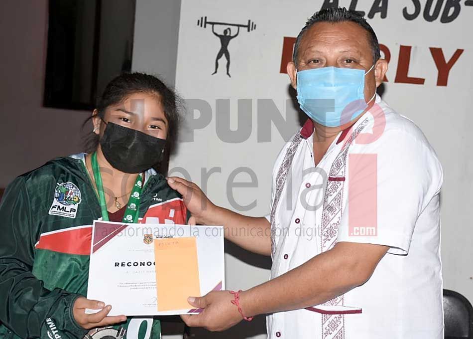 Subcampeona mundial juvenil de levantamiento de pesas recibe homenaje al regresar a José María Morelos