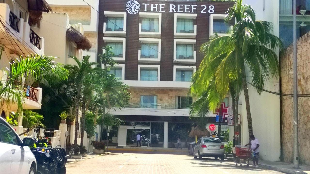 Reportan disparos contra fachada de hotel en Playa del Carmen